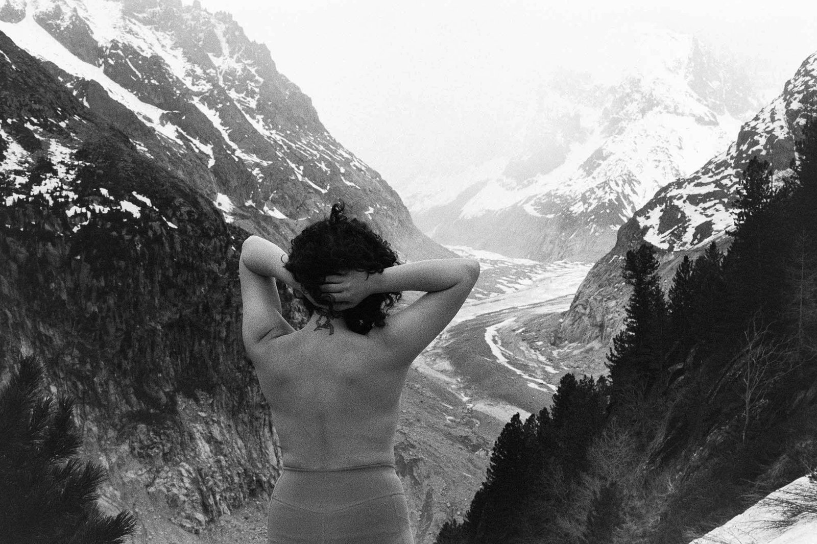 sc_sc_autoportrait-face-a-la-mer-de-glace-se-rie-passages-de-licats-2022-impression-jet-d-encre-d-apre-s-ne-gatif-sur-hahnemu-hle-fineart-baryta-satin-300-grammes-30-40-cm
